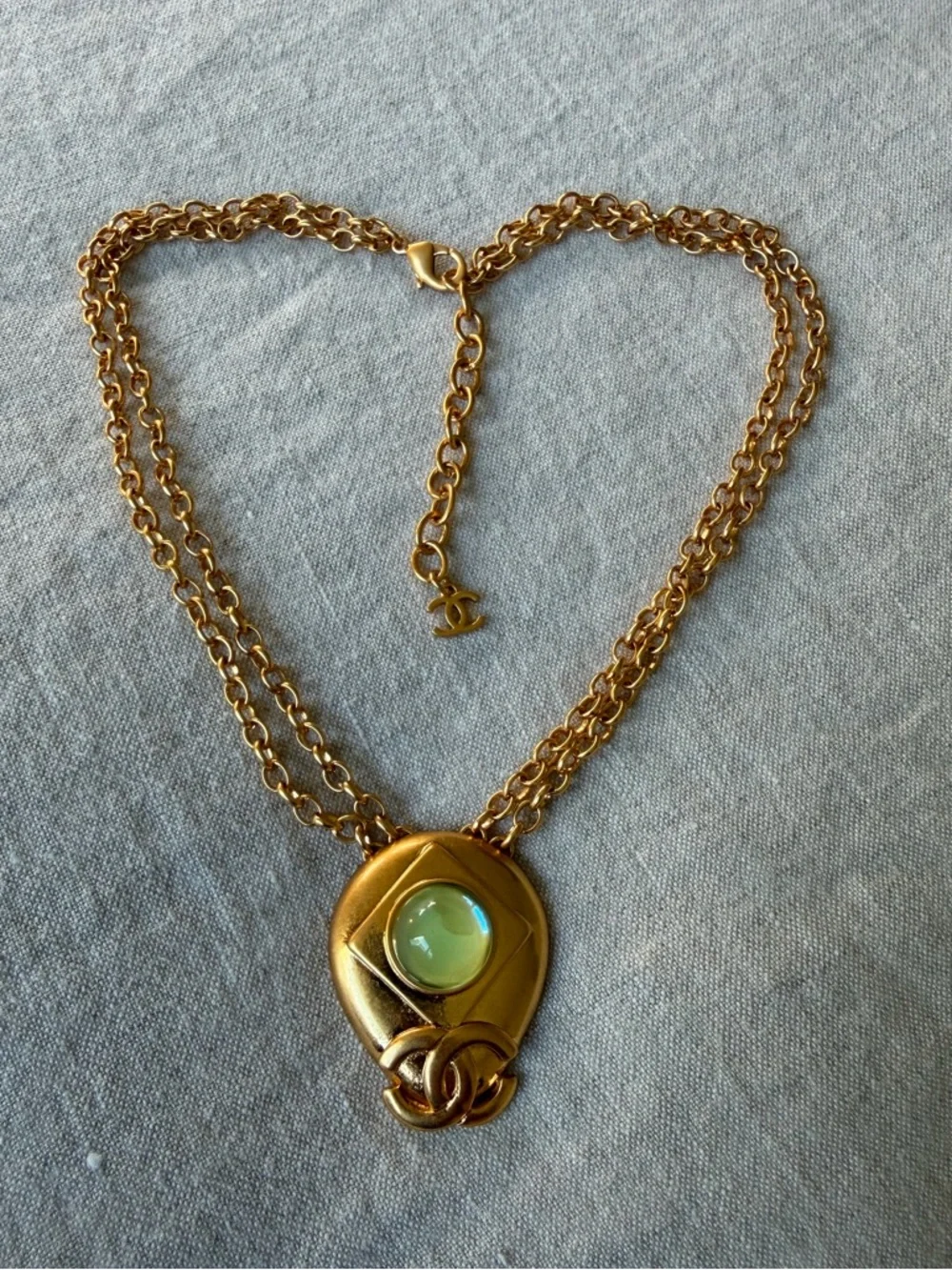 💚Vintage CHANEL Gold-Tone Necklace with Pale Green Cabochon✨ - Picture 4 of 12